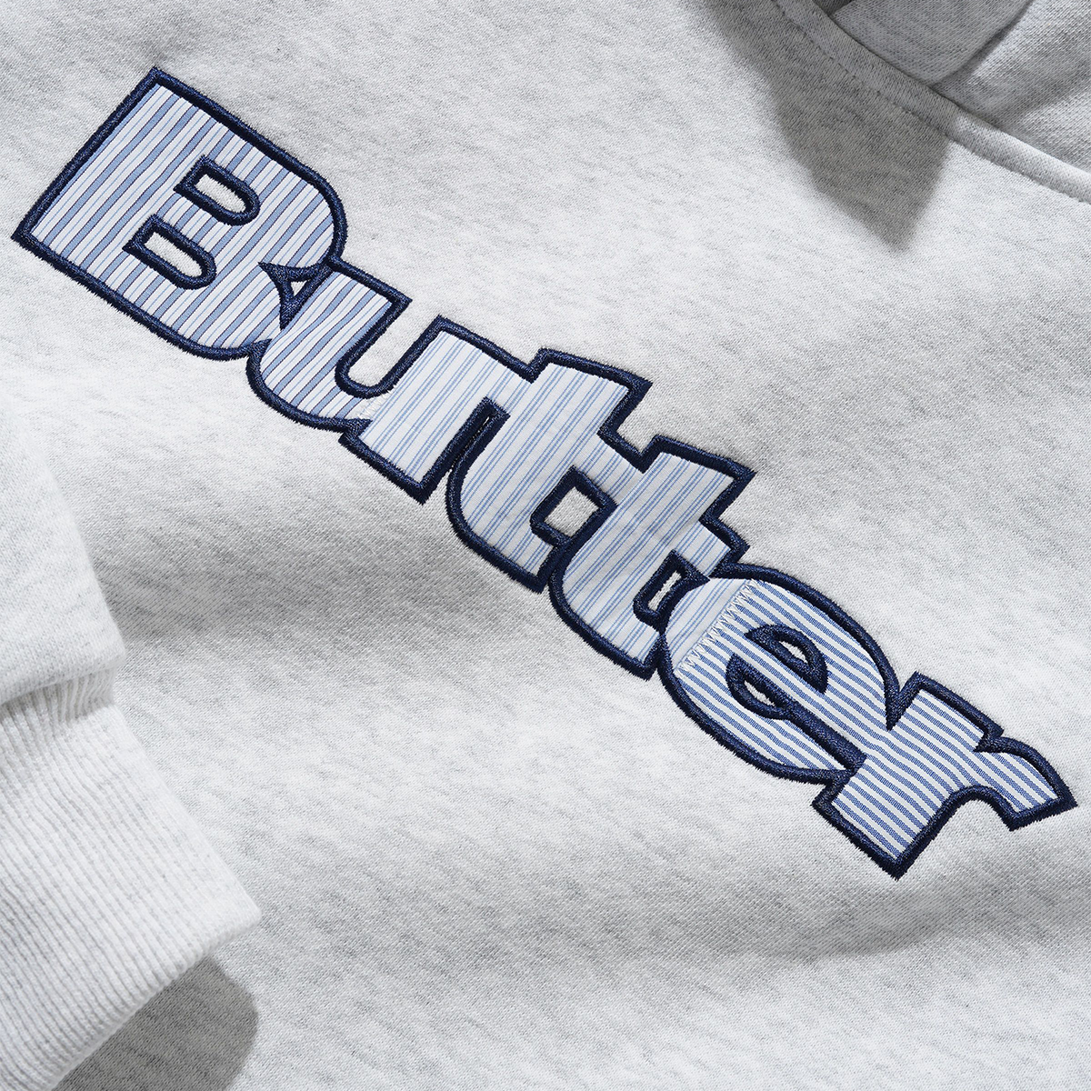 BUTTER GOODS - SUDADERA CC STRIPE LOGO APPLIQUE